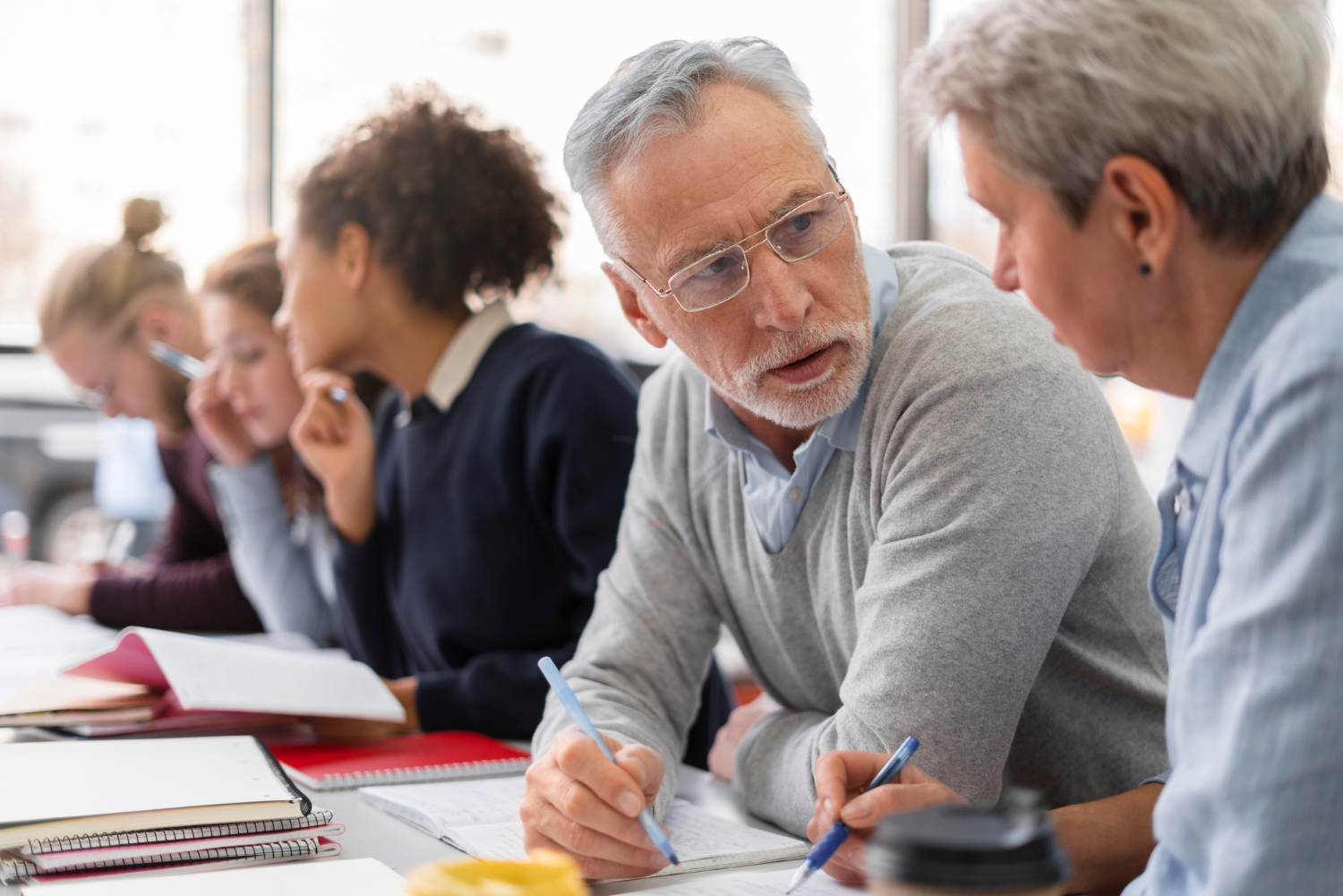 Profesor en formación presencial con alumnos