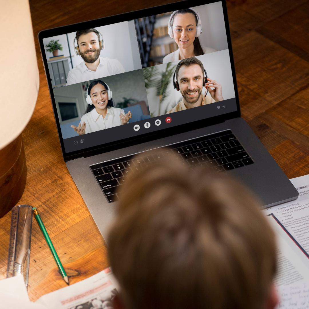 Alumno en videoclase en directo con grupo reducido