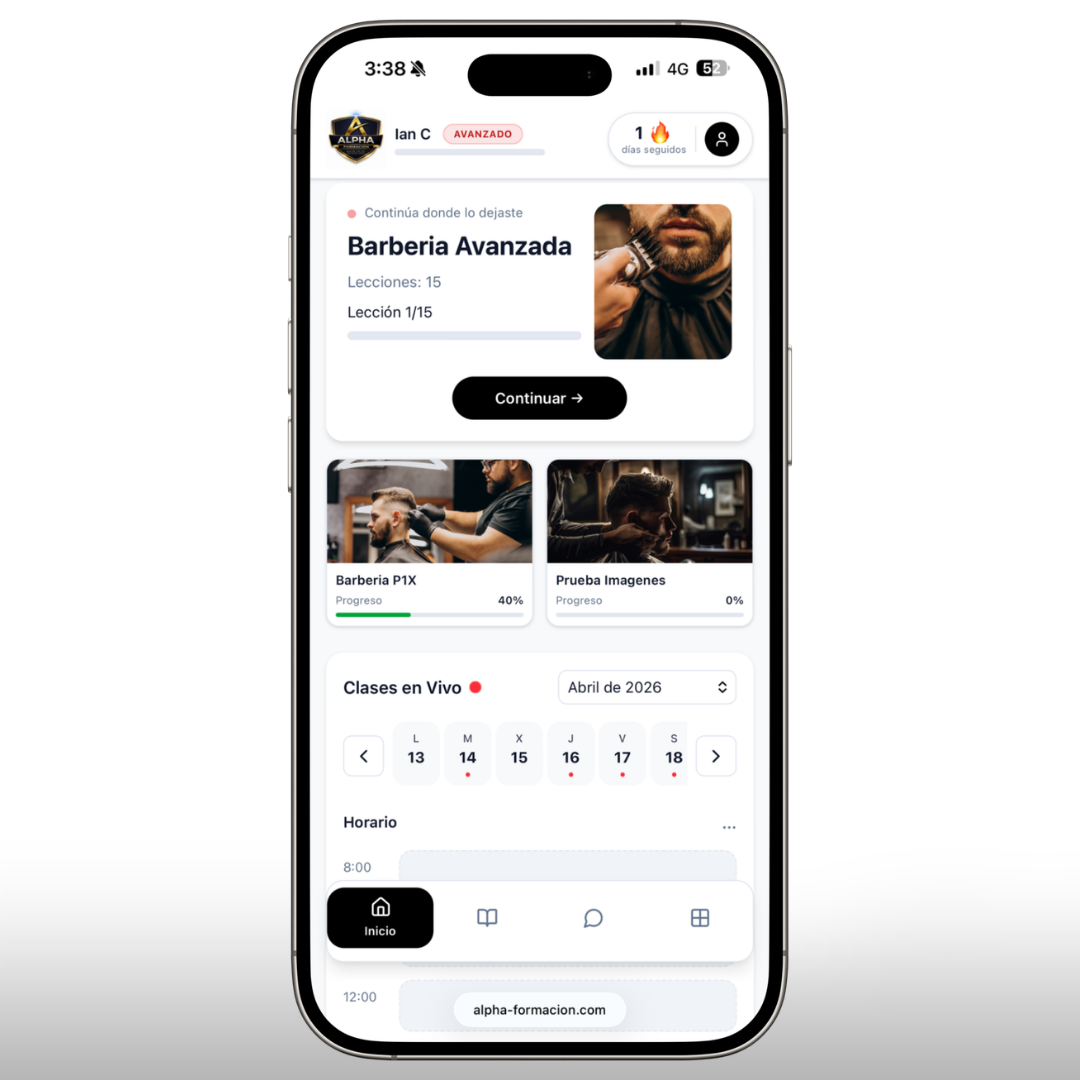 Alumno usando la plataforma Alpha Formación en el móvil